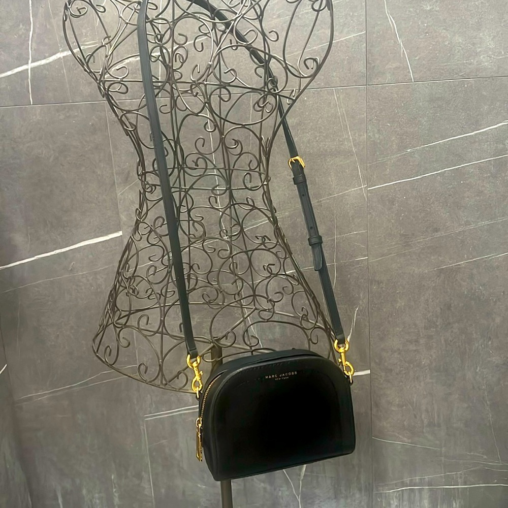 Marc Jacob’s EUC leather playback crossbody bag.  Travel purse removable strap.